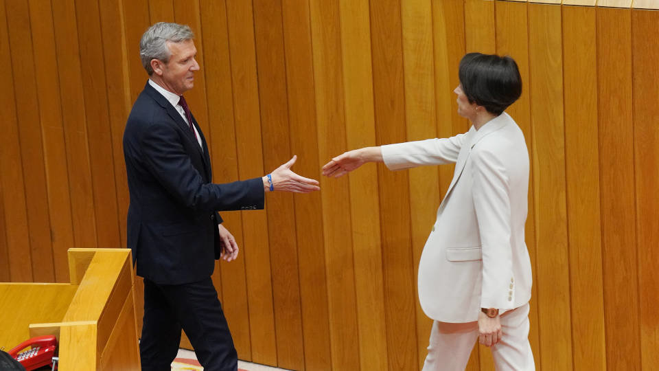 Alfonso Rueda y Ana Pontón se tienden la mano tras la votación de la investidura. ÁLVARO BALLESTEROS (E.PRESS)